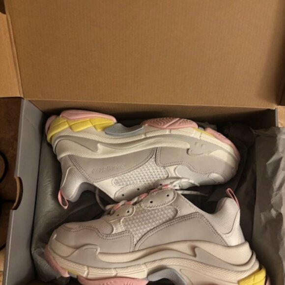 Balenciaga - Picture 1 of 3